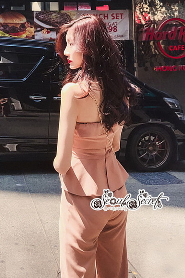 จั้มสูทเกาะอกผ้าโทนสีพีทอ่อน