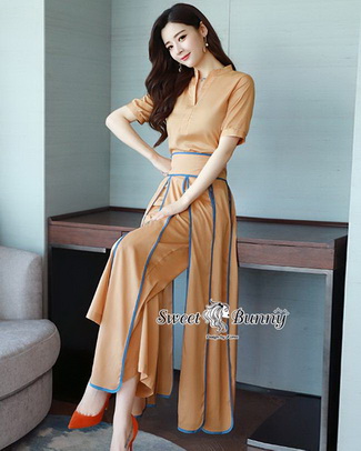 ผ้าสีพื้น เสื้อคอกลม ผ่าอกด้านหน้าเป็นตัววี กางเกงเอวสูง