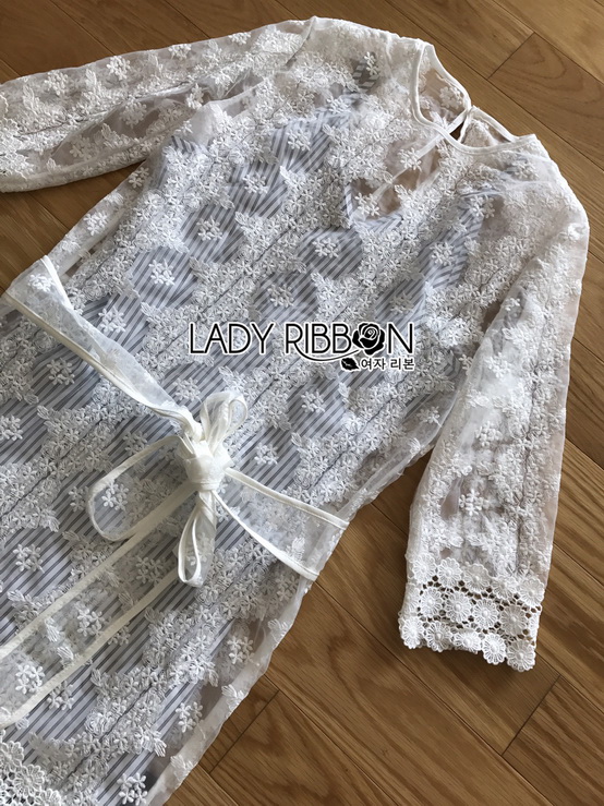 เดรสผ้าลูกไม้สีขาวพร้อมซับในสายเดี่ยวลายทาง