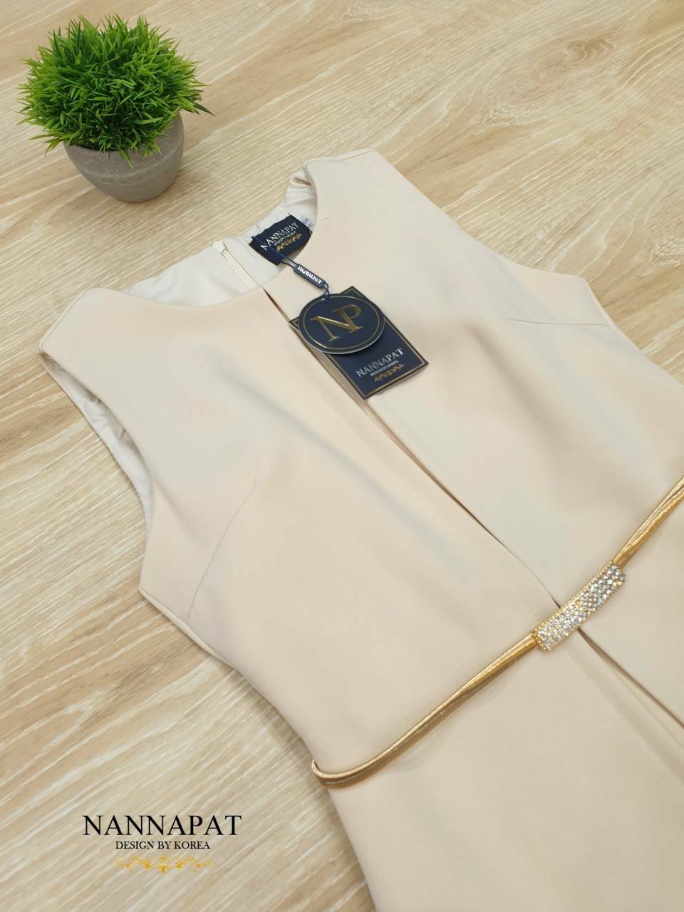 เดรสผ้าซ้อนผ่าหน้ามาพร้อมเข็มขัดหัวเพชร