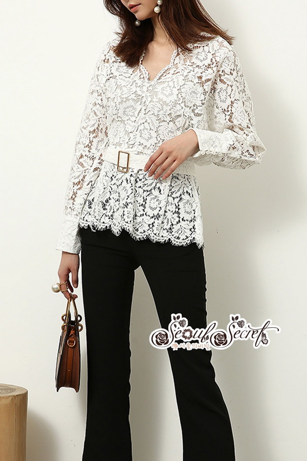 เสื้อลูกไม้ทรงคอวีลึกผ้าลูกไม้สีขาว