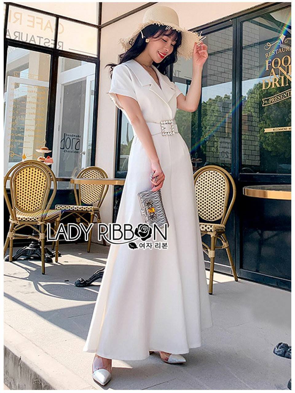 จั๊มสูทขายาวสีขาวลุคนี้เป็นสไตล์สาวออกเท่ห์