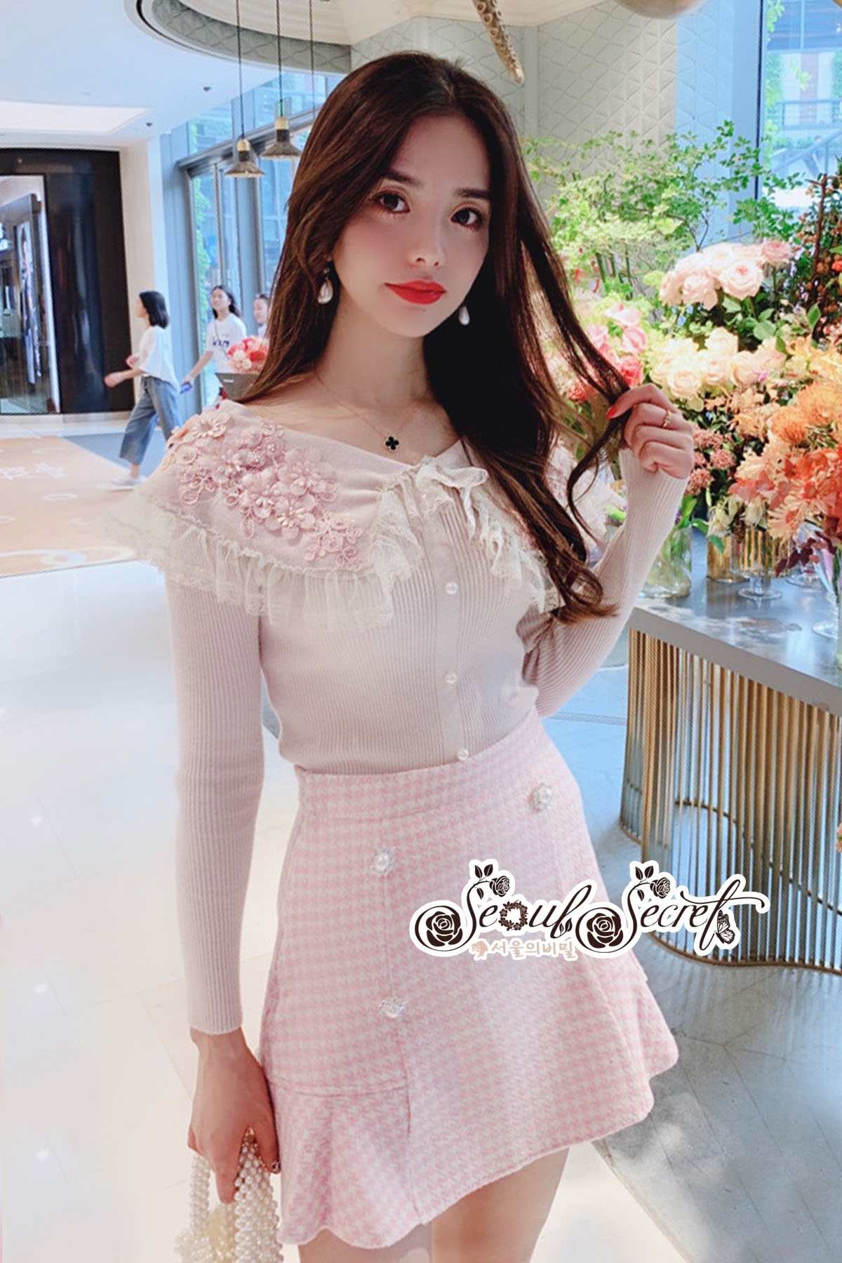 เสื้อเนื้อผ้าไหมสีชมพูคอวีปาดผ้ายืดได้เยอะ