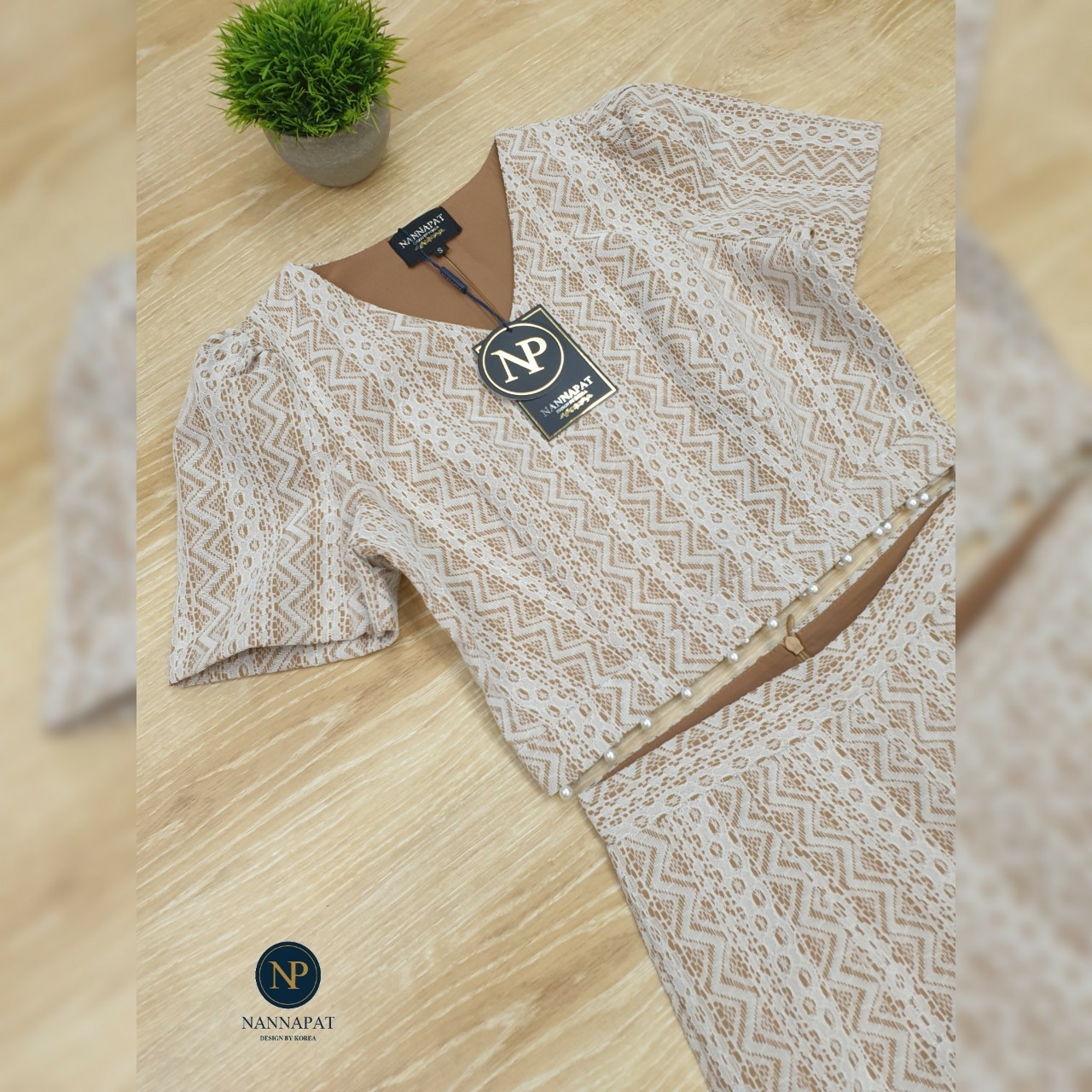 เสื้อซิปหลังสีขาวแต่งมุกรอบเอว