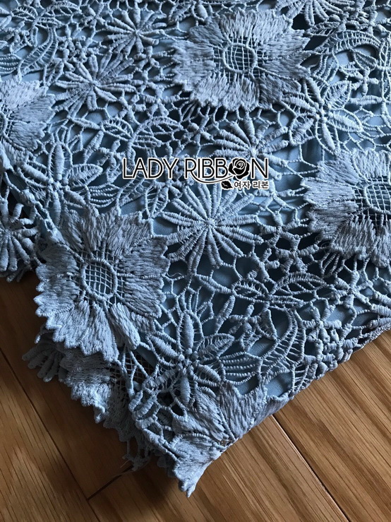 เดรสผ้าลูกไม้สีเขียวมิ้นท์อ่อนตกแต่งแขนเสื้อระบาย