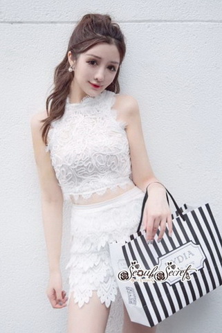 เสื้อแขนกุดสีขาวเนื้อผ้าทอลาย