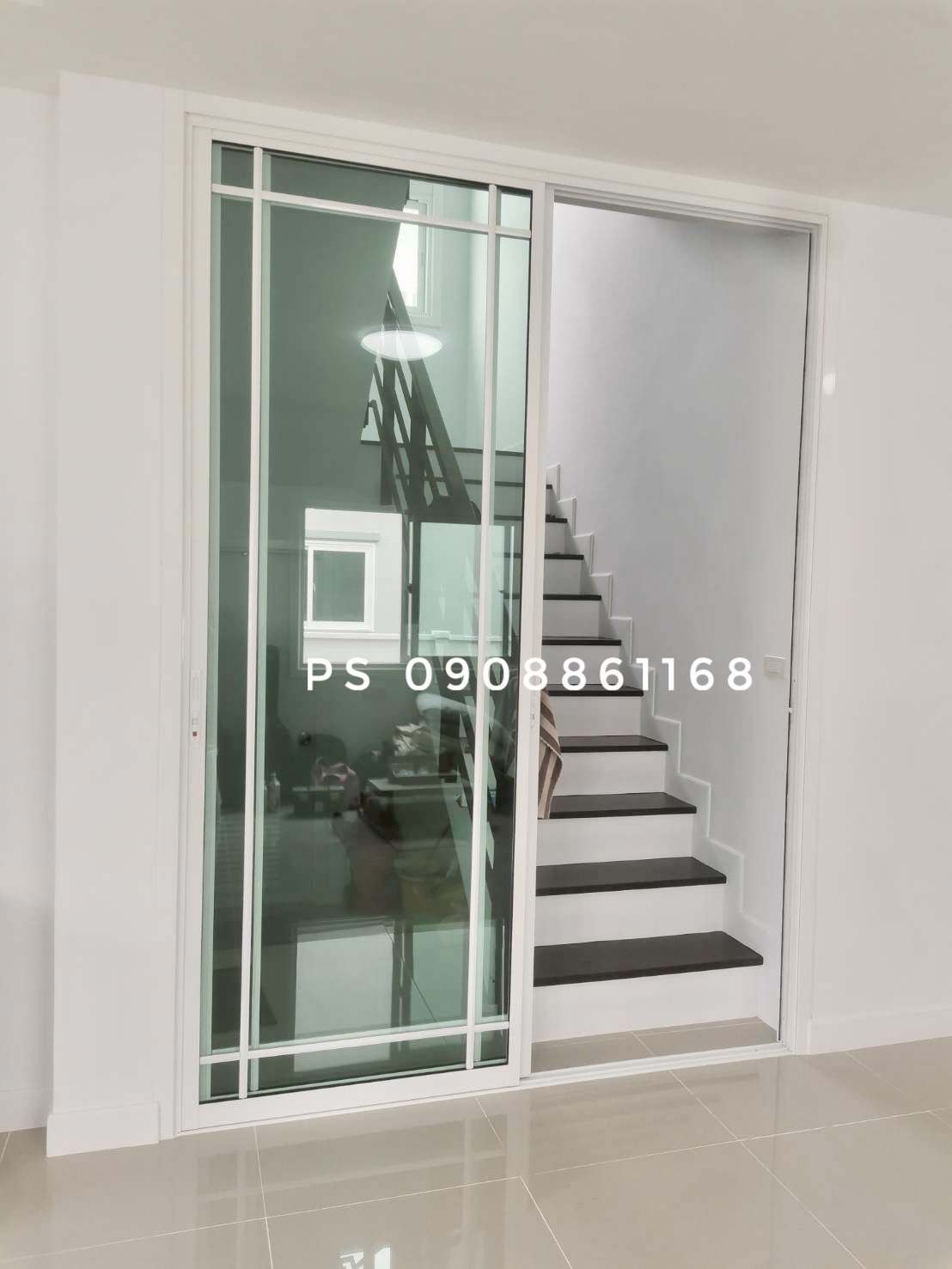 กั้นห้องหน้าบันไดเพื่อติดแอร์ด้วยประตูบานเลื่อนกระจกอลูมิเนียมสไตล์คลาสสิก