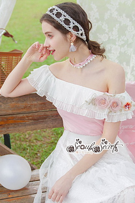 เสื้อหวานๆทรงเปิดไหล่เนื้อผ้ายืดสีชมพูอ่อนผ้ายืด