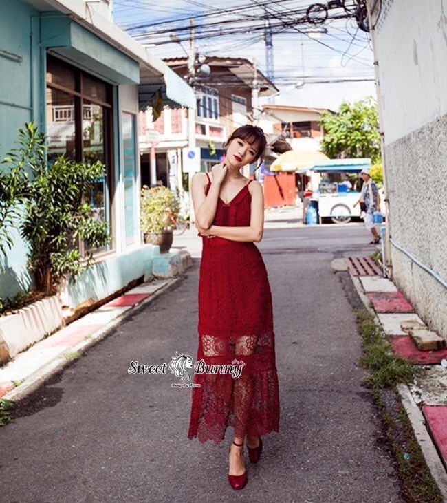 ชุดสายเดี่ยวคอวี เย็บตะเข็บจับจีบระบายตรงอก
