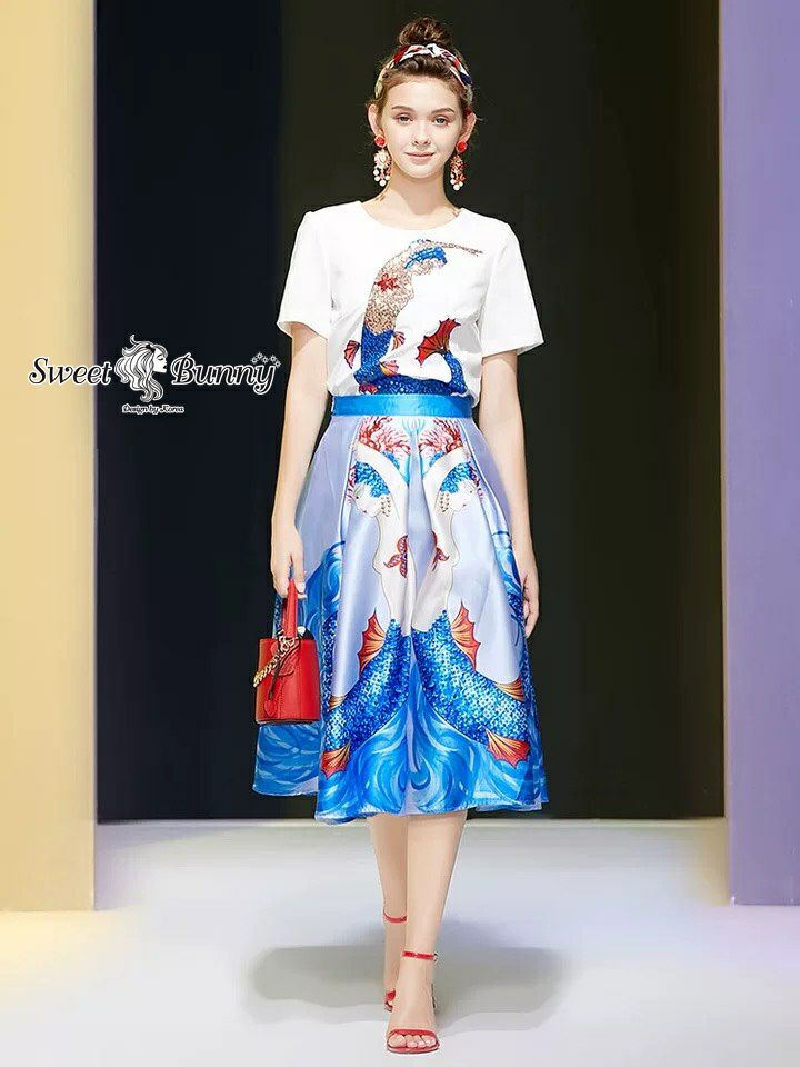 เสื้อสีขาวคอกลมแขนสั้น
