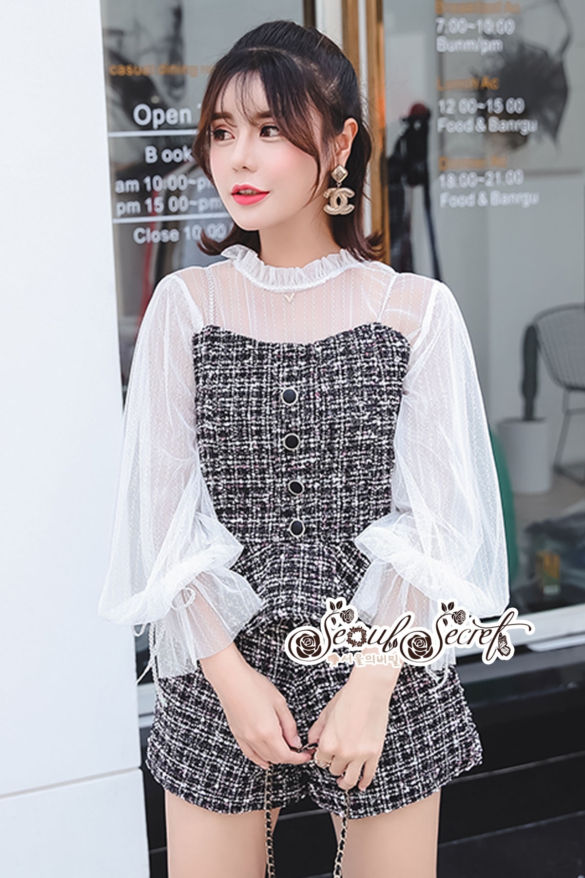 เสื้อคอตั้งจับจีบผ้าทอลายเส้นบางๆ