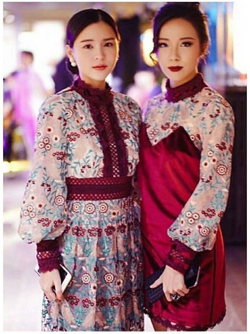 เดรสยาวผ้าลูกไม้สีสดใสสุดหรู