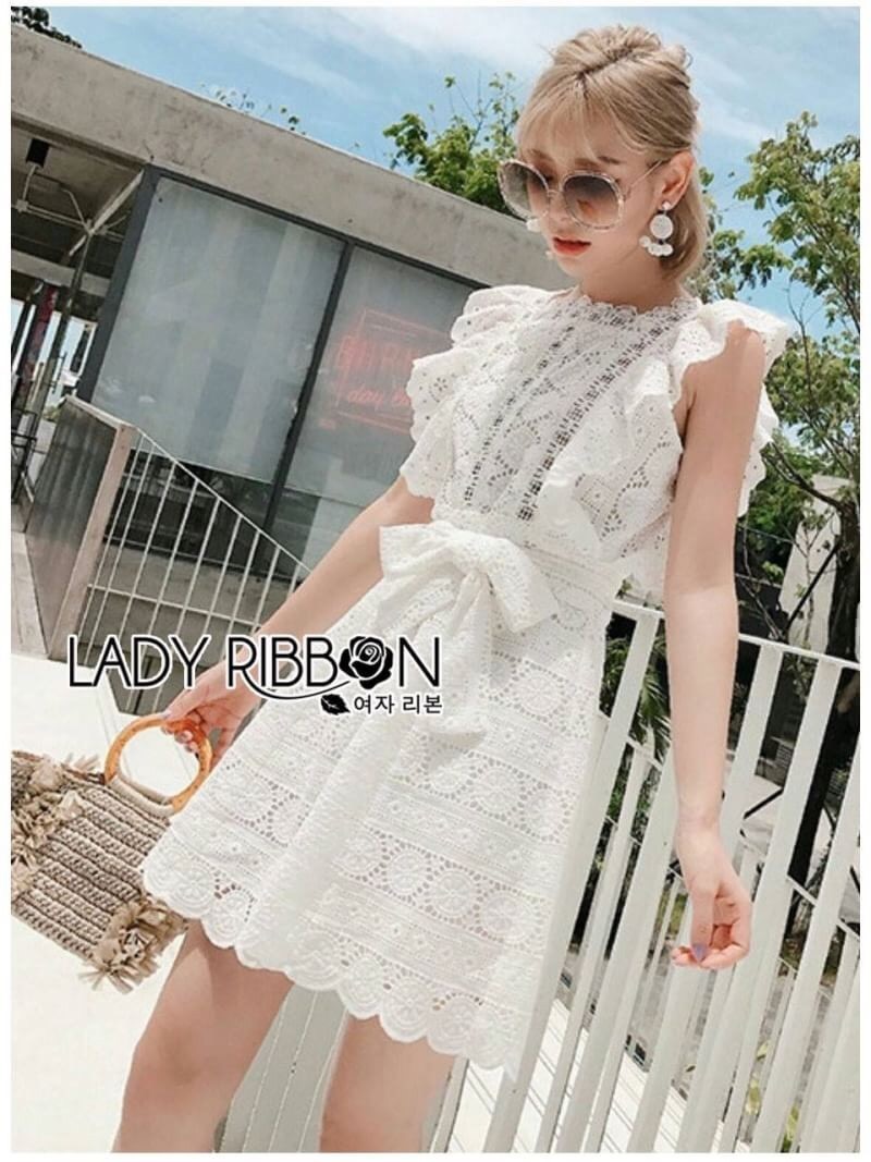 Jumpsuit with Ribbon จัมป์สูทขาสั้นทรงเอพรอนผ้าลูกไม้สีขาว
