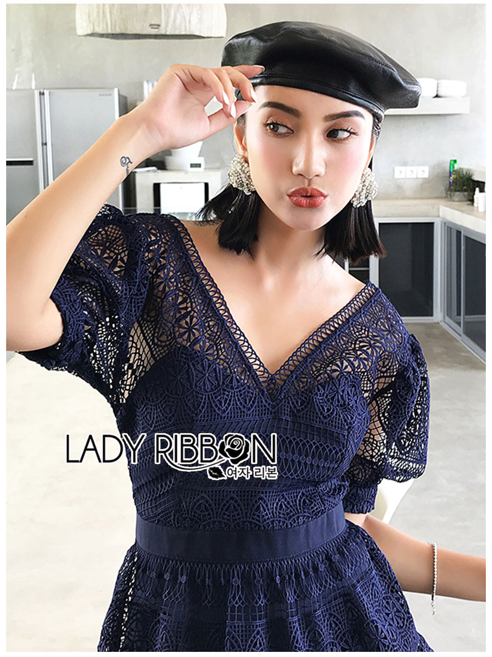เดรสผ้าลูกไม้สีน้ำเงินเข้มตกแต่งระบายและเลเยอร์