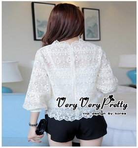 เสื้อลูกไม้แขนพองเลเยอร์สีขาว