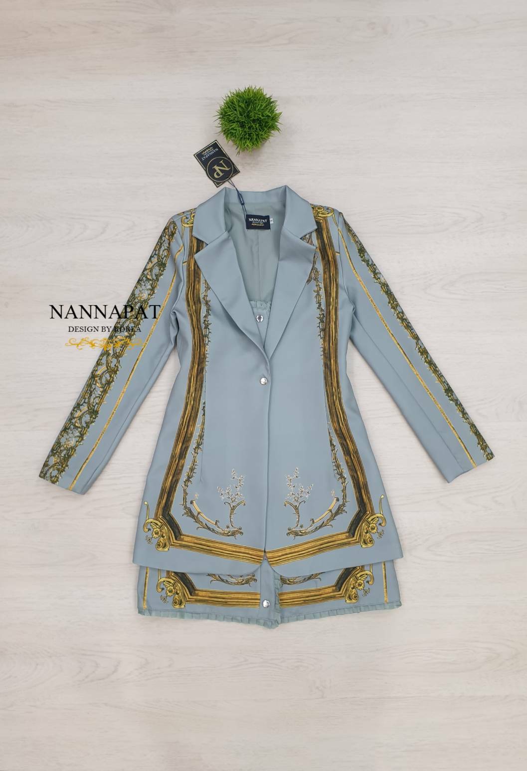 งานกระดุมหน้า ทั้งเดรสด้านใน และเสื้อคลุม