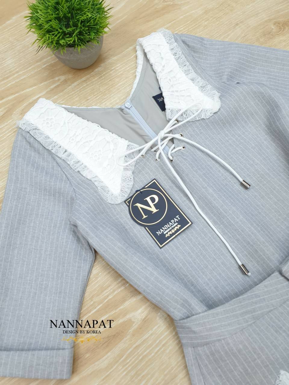 เสื้อซิปหลัง ปกเสื้อแต่งลูกไม้ปักพร้อมเชือกผูก