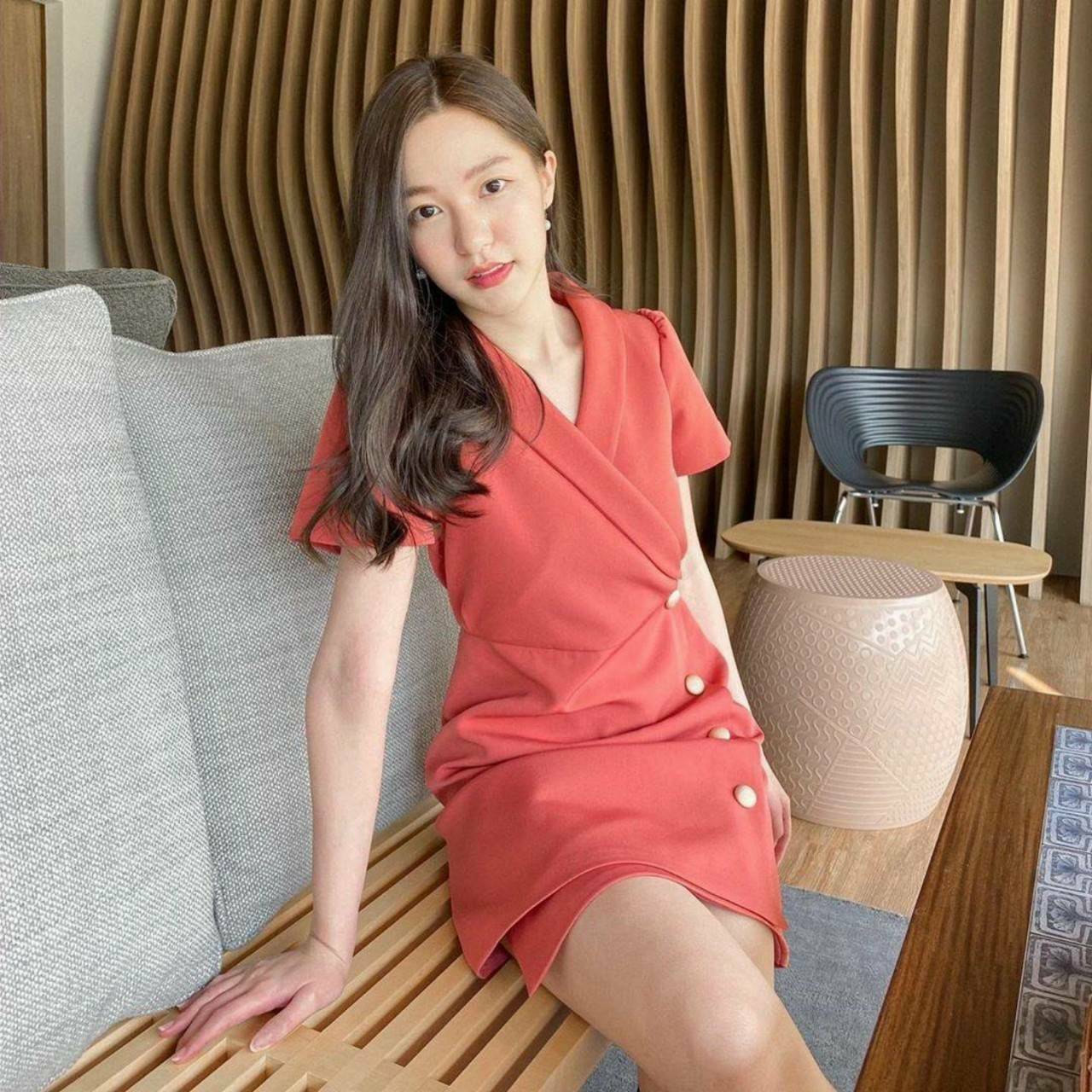 เดรสสีสวยแต่งกระดุมหน้า