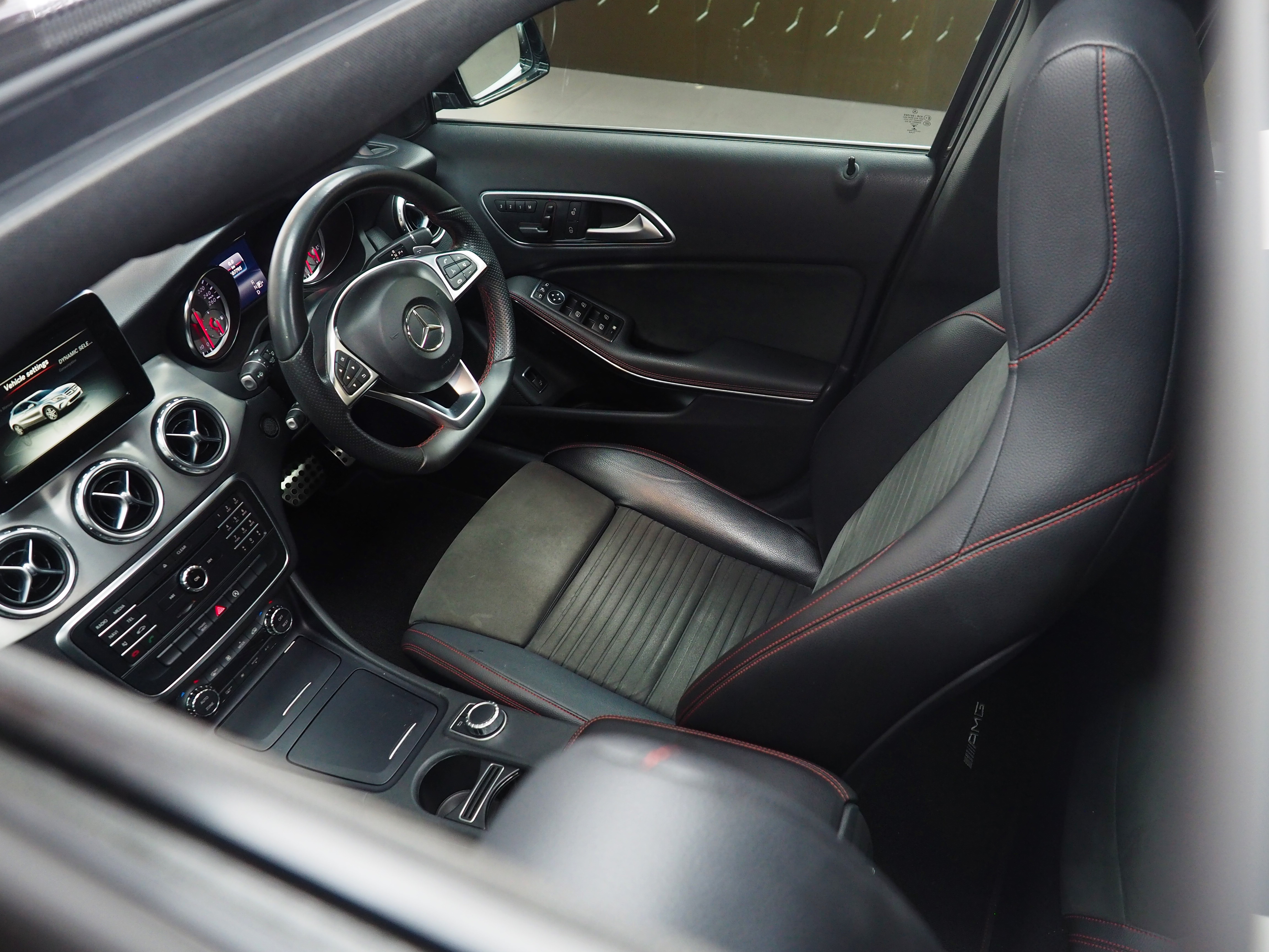 จองแล้ว GLA250 AMG Dynamic W156