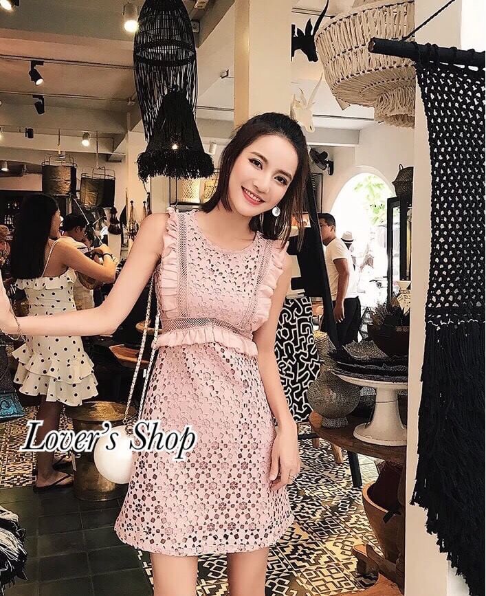 ชุดเดรสทแขนกุดแต่งระบายช่วงบน