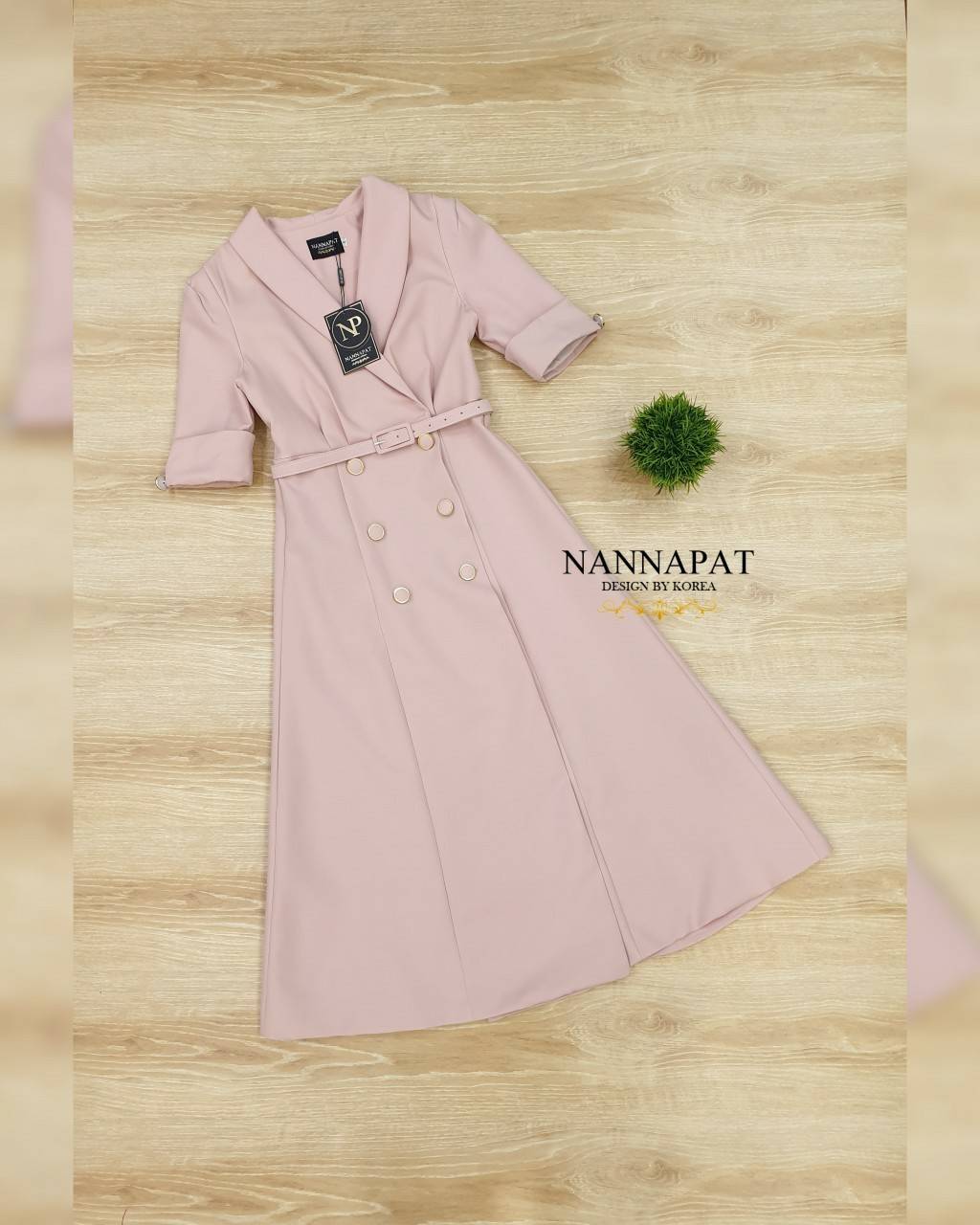 เดรสกระดุมหน้าพร้อมเข็มขลัดเก๋