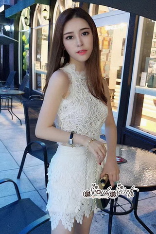 เสื้อแขนกุดสีขาวเนื้อผ้าทอลาย