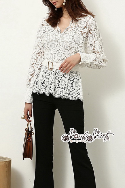 เสื้อลูกไม้ทรงคอวีลึกเป็นผ้าลูกไม้สีขาว