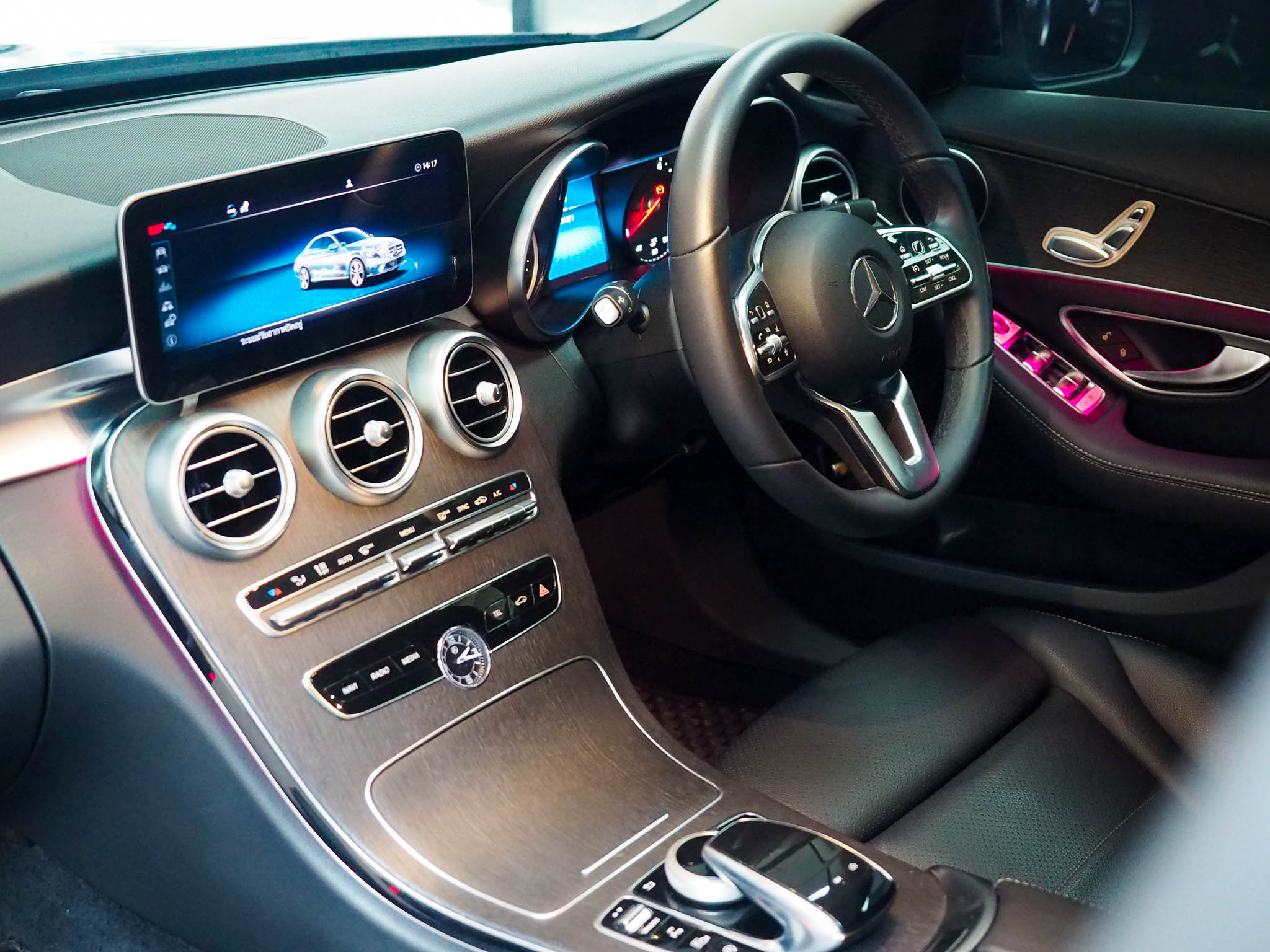 จองแล้ว C220d Avantgarde W205