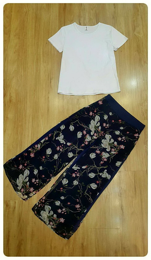 เสื้อผ้ายืดสีขาวคอกลมแขนสั้น