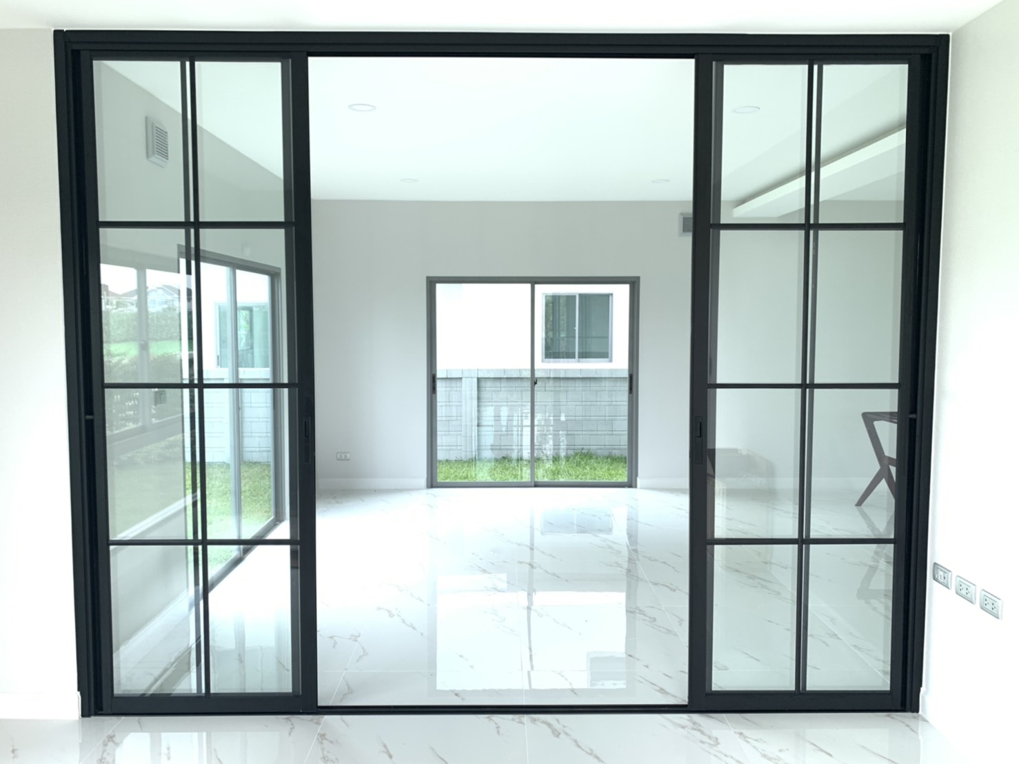 กั้นห้องรับแขกเพื่อติดแอร์ด้วยประตูบานเลื่อนสไตล์ยูโรป