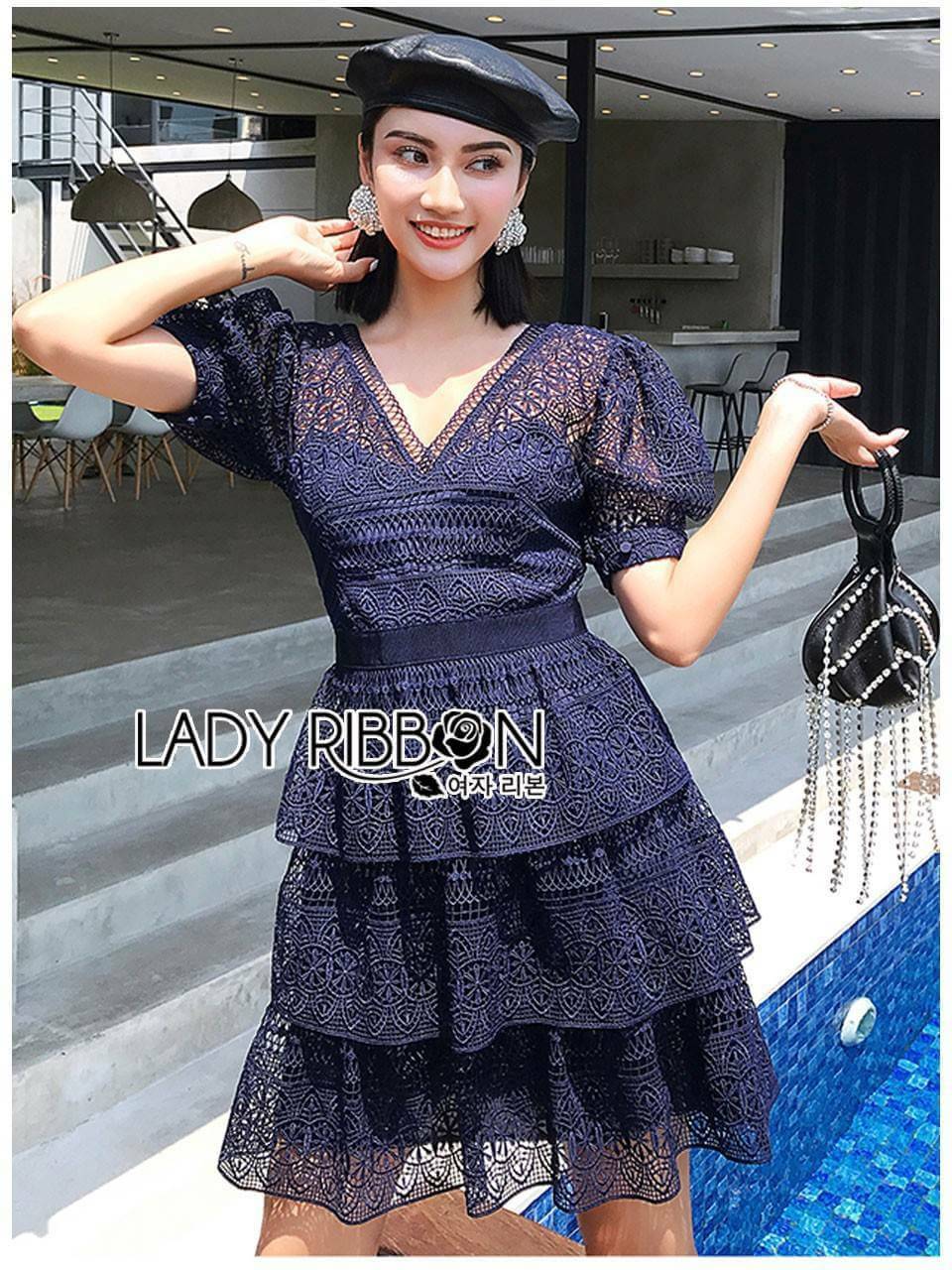 เดรสผ้าลูกไม้สีน้ำเงินเข้มตกแต่งระบายและเลเยอร์