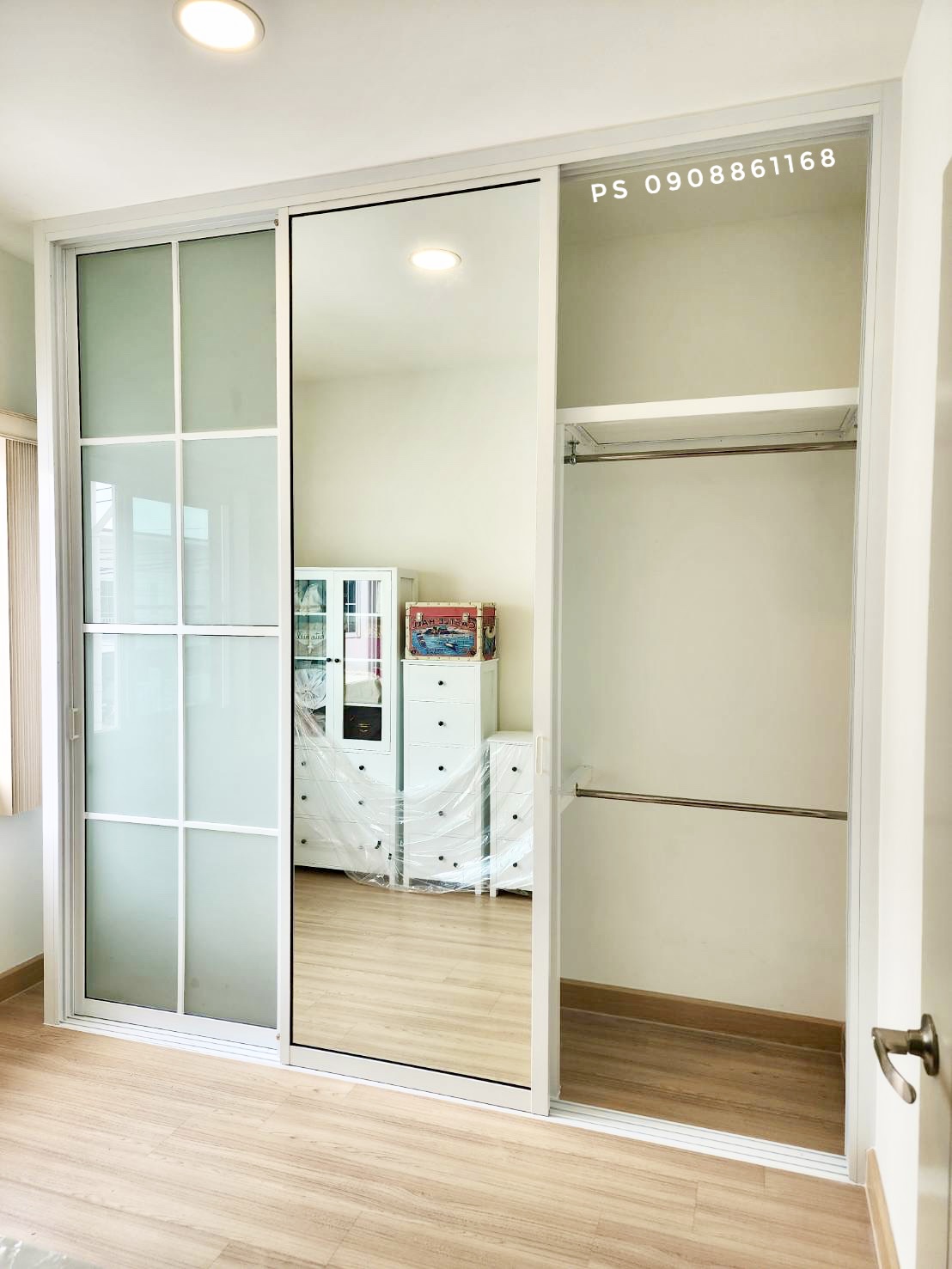 บิ้วอินตู้เสื้อผ้าด้วยประตูบานเลื่อนอลูมิเนียมสีขาวกระจกเงาและฝ้าคาดลายลูกฟักพร้อมชั้นวางของราวแขวน