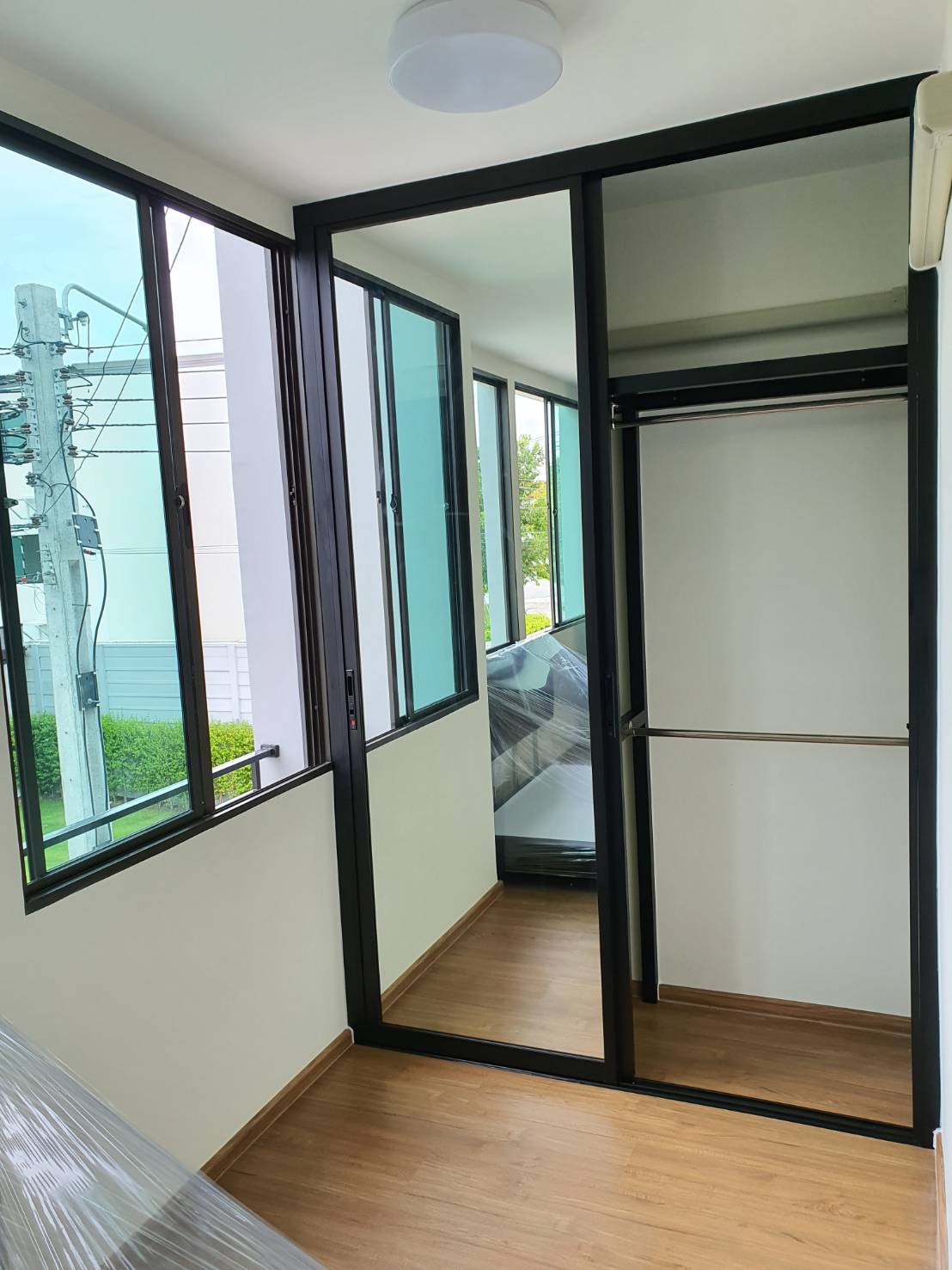 ตู้เสื้อผ้าบิ้วอินประตูบานเลื่อนอลูมิเนียมสีดำกระจกเงาพร้อมชั้นและราวแขวนเสื้อ