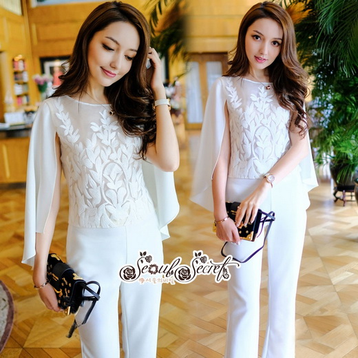 ผ้าเครปสีขาวเรียบๆทรงเสื้อเป็นทรงพอดีตัว