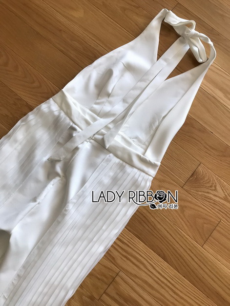 จัมป์สูทสีขาวทรงผูกคอตกแต่งผ้าพลีต