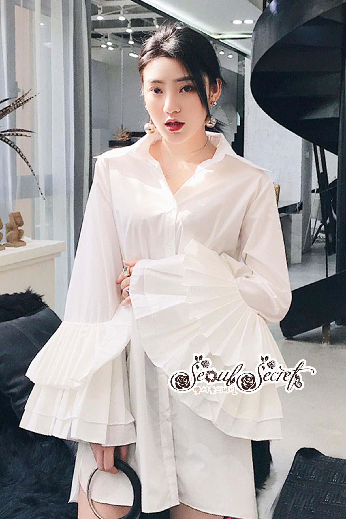 เดรสเชิ๊ทสีขาวเดรสเชิ๊ททรงปล่อยเข้ารูปเล็กน้อย