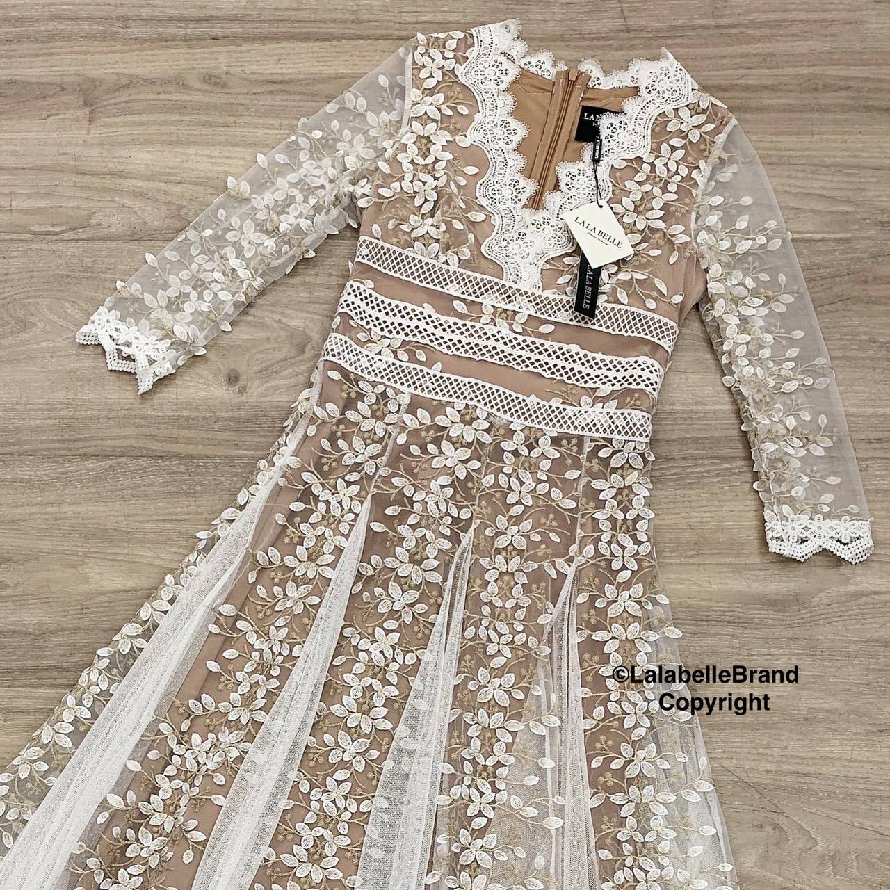 แม็กซี่เดรสลูกไม้ปักทั้งชุดคอวีแขนสามส่วน