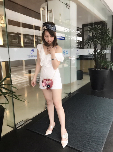 จั้มสูทผ้าลูกไม้ฉลุแต่งกระดุมมุก