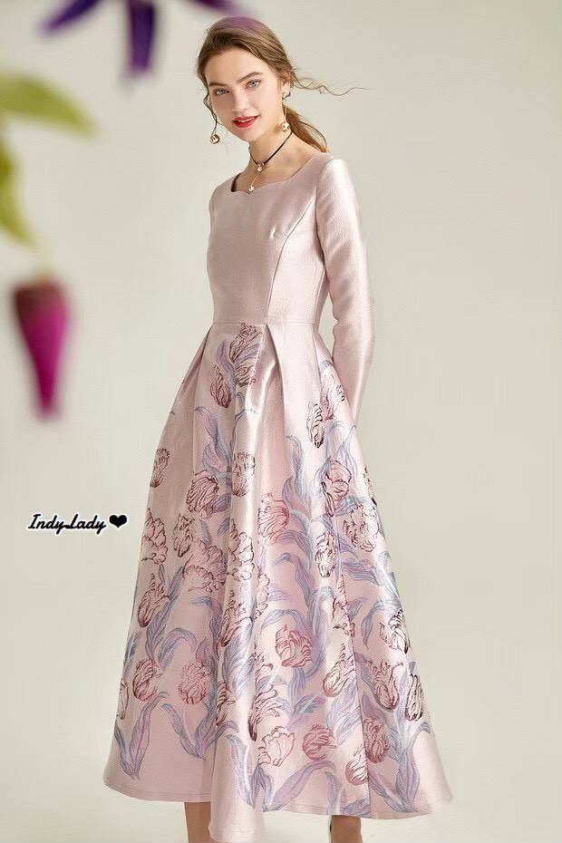 ชุดเดรสยาวคอกลมแขนยาว