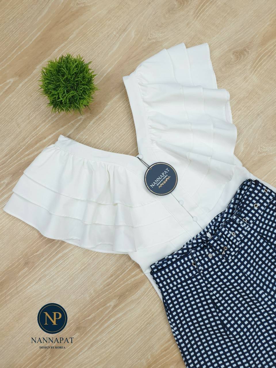 เสื้อกระดุมหน้าคอทำเป็นระบาย