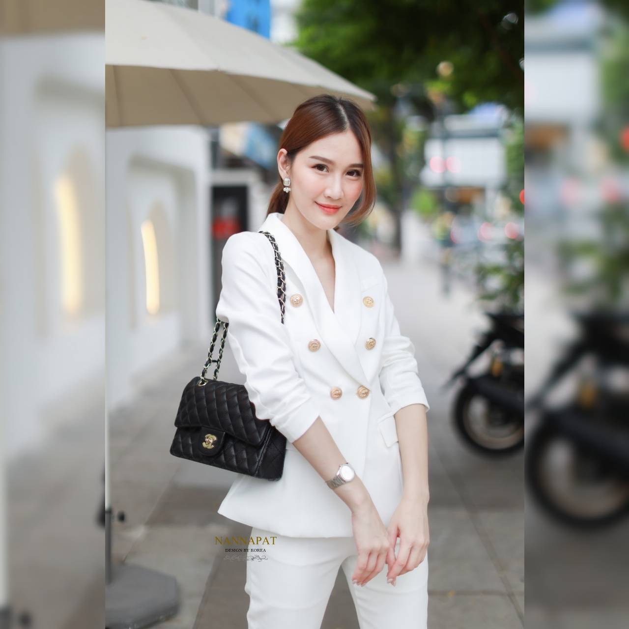 เสื้อสูทสีขาวกระดุมหน้าสีทอง