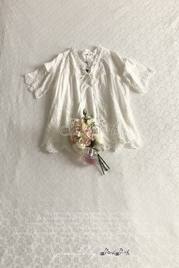 เสื้อผ้าทรงคอวีลึกมีเชือกผูกโบว์