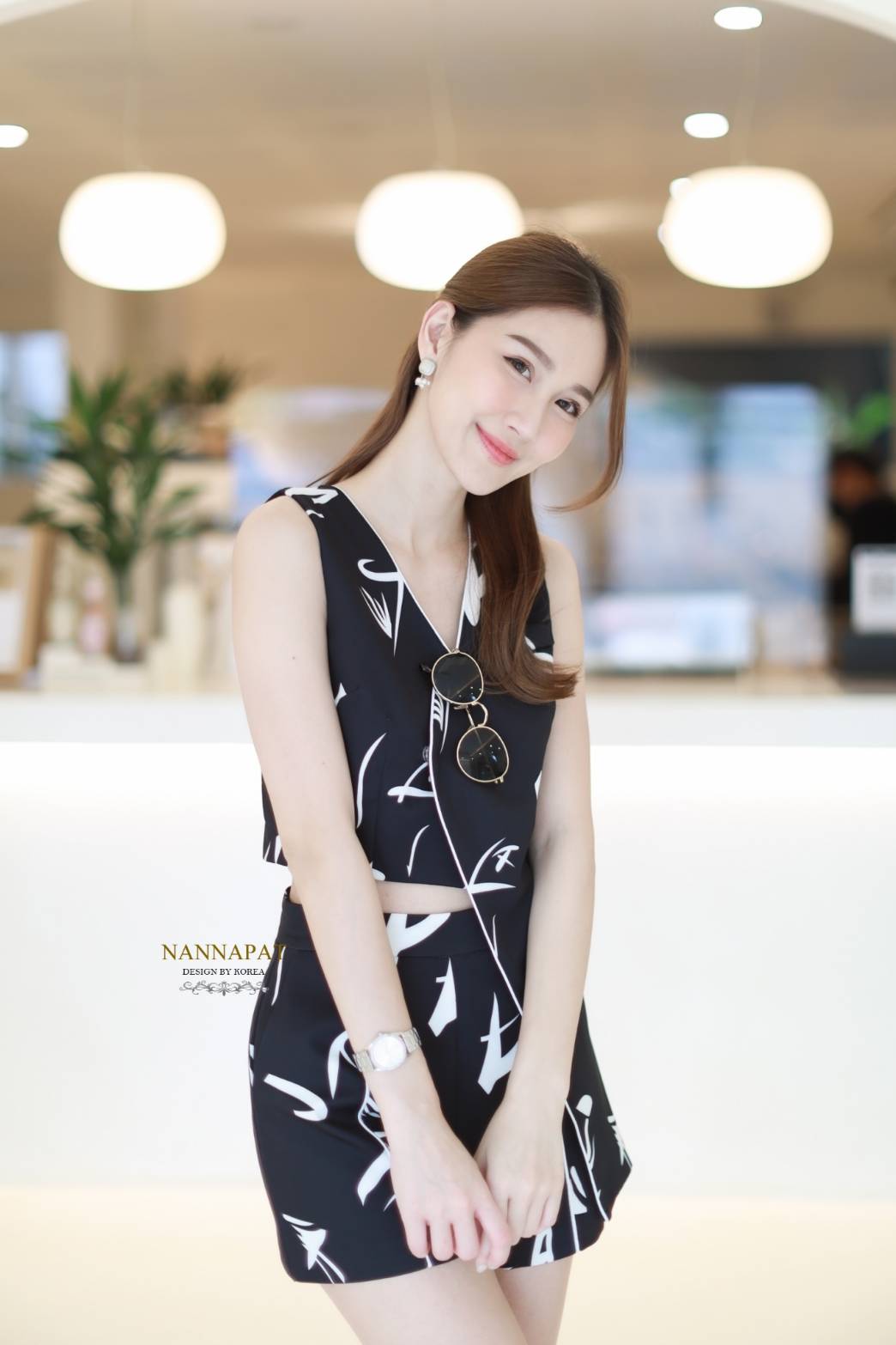 เสื้อกระดุมหน้าลายกราฟฟิก