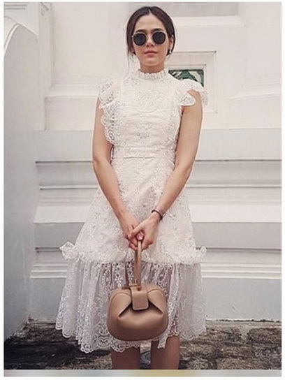 เดรสผ้าลูกไม้สีขาวตกแต่งระบาย