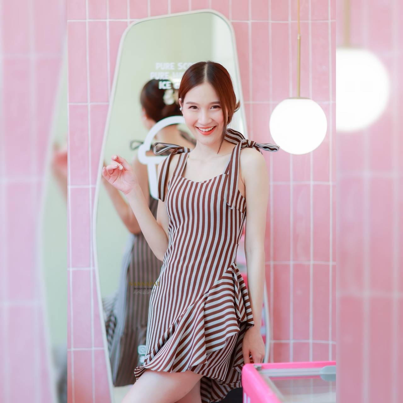 ผ้าทอลายนุ่มผูกโบว์ใหล่สีน้ำตาลเข้ม