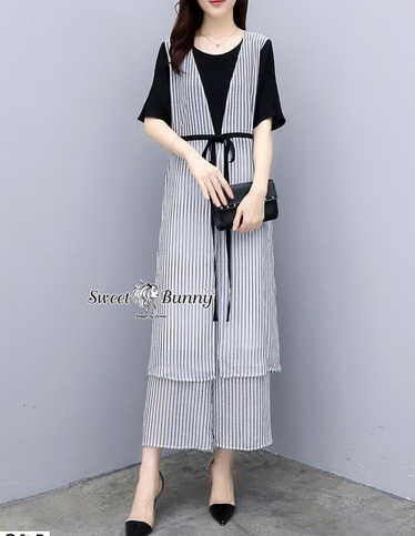 ผ้ายืดสีดำเนื้อนุ่ม ด้านนอกผ้าลายริ้วแขนกุด เป็นเสื้อคลุมยาว