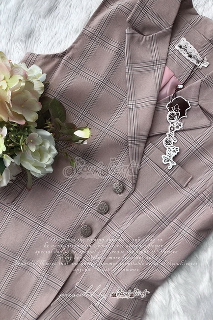 เสื้อเป็นทรงเสื้อสูทแขนกุดทรงพอดีตัว