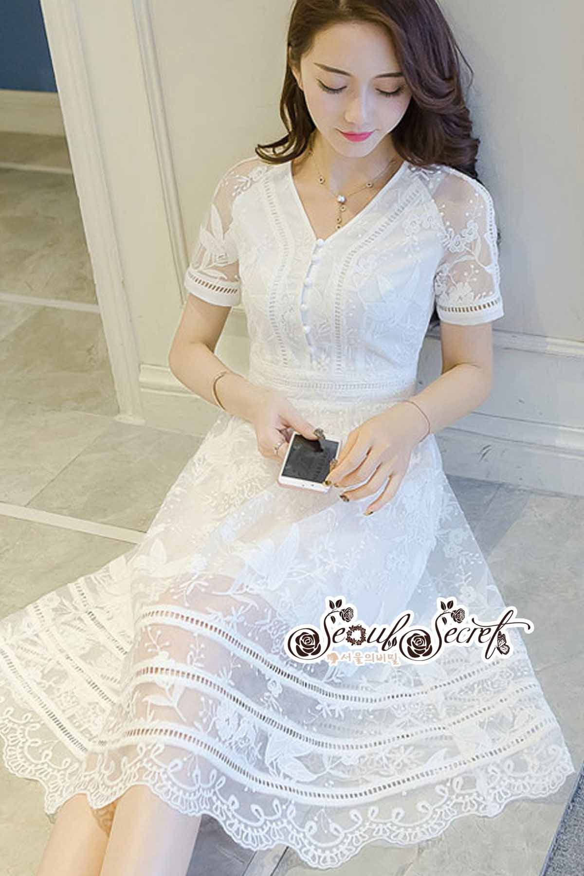 เดรสลุคสาวเกาหลี รุ่นนี้เป็นเดรสทรงคอวี