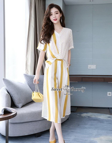 เสื้อทรงคอวีแขนสั้นด้านหน้าเอวบิด