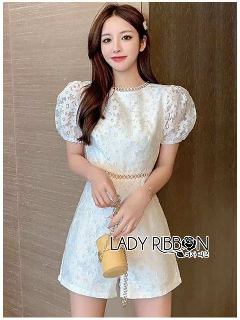 จั๊มสูทขาสั้นปริ๊นท์ลายดอกไม้สีขาว